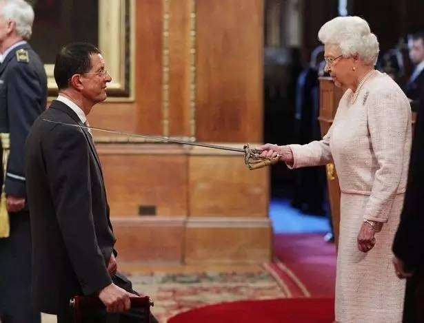 2014被伊丽莎白二世女王授予爵士头衔,获大英帝国勋章(Order of the British Empire)
2014被伊丽莎白二世女王授予爵士头衔,获大英帝国勋章(Order of the British Empire)