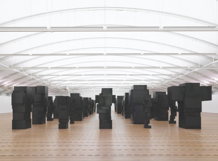 《扩展领域》 4毫米耐候钢 60元素、可变尺寸 2014(艺术家和常青画廊,圣吉米那诺 / 北京 / 穆林 / 哈瓦那。©Antony Gormley)
1971年,21岁的葛姆雷从剑桥大学三一学院毕业,他独自来到印度,一待就是3年。期间葛姆雷游历了印度大大小小的村庄城镇,饱览古印度文化遗存。之后他回到英国进入金史密斯美术学院和斯莱德美术学院研修艺术,成为一名在艺术中寻找答案的哲学家。古印度雕塑的优美静穆与印度宗教哲学的思辨滋养了葛姆雷日后的艺术创作。
“印度马图拉地区的佛教造像,以及朱罗王朝和波罗王朝的印度教造像深深地影响了我的创作。我在阿贾斯坦邦辖内的莫乌恩特阿布镇上看到的耆那教护法造像,是我艺术中单纯性的灵感源泉。还有那些神庙,宫殿和陵墓,它们紧凑而丰富的建筑语言让我受益良多”。
《扩展领域》 4毫米耐候钢 60元素、可变尺寸 2014(艺术家和常青画廊,圣吉米那诺 / 北京 / 穆林 / 哈瓦那。©Antony Gormley)
1971年,21岁的葛姆雷从剑桥大学三一学院毕业,他独自来到印度,一待就是3年。期间葛姆雷游历了印度大大小小的村庄城镇,饱览古印度文化遗存。之后他回到英国进入金史密斯美术学院和斯莱德美术学院研修艺术,成为一名在艺术中寻找答案的哲学家。古印度雕塑的优美静穆与印度宗教哲学的思辨滋养了葛姆雷日后的艺术创作。
“印度马图拉地区的佛教造像,以及朱罗王朝和波罗王朝的印度教造像深深地影响了我的创作。我在阿贾斯坦邦辖内的莫乌恩特阿布镇上看到的耆那教护法造像,是我艺术中单纯性的灵感源泉。还有那些神庙,宫殿和陵墓,它们紧凑而丰富的建筑语言让我受益良多”。