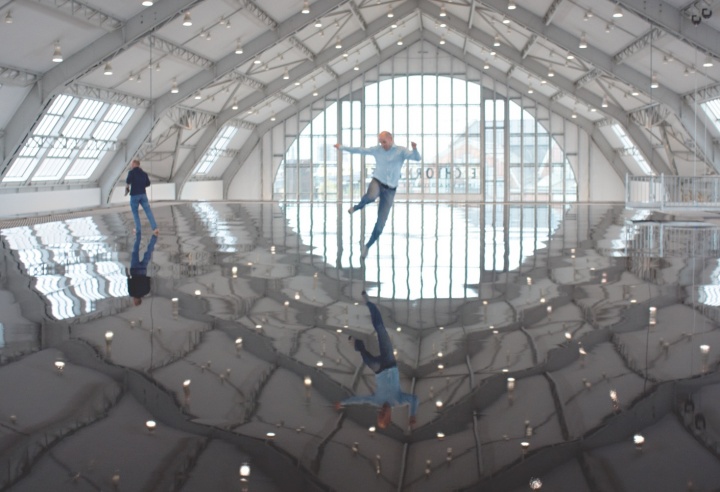 《地平线之域》(汉堡) 200×2490×4890cm 355钢,钢螺旋股线电缆,不锈钢网(安全网),木地板,表面涂层:螺丝和聚氨酯树脂 2012(艺术家和常青画廊,圣吉米那诺 / 北京 / 穆林 / 哈瓦那。©Antony Gormley)
《地平线之域》(汉堡) 200×2490×4890cm 355钢,钢螺旋股线电缆,不锈钢网(安全网),木地板,表面涂层:螺丝和聚氨酯树脂 2012(艺术家和常青画廊,圣吉米那诺 / 北京 / 穆林 / 哈瓦那。©Antony Gormley)