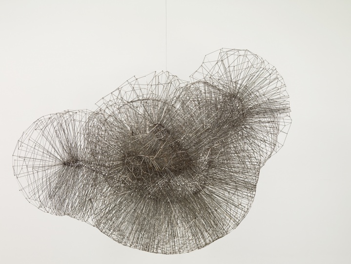 《爆发II》300×210×216cm 2毫米方截面不锈钢棒 2008(作品照片版权归属于安东尼·葛姆雷工作室)
为情感制造一个可以栖息的巢穴
Hi:你曾说自己对身体的兴趣在于如何超脱自然写实主义的情境表现身体,最初如何产生用几何方块的形式表现身体的想法的?你认为几何块面是最适合表现身体的形式吗?
葛姆雷:因为几何块面是最不容易令人产生联想的形式,它们的形状和与墙的距离可以杜绝一切与现实相关的阐释。不同的堆放形式模糊了身体部位的界限,营造出忽明忽暗、相互交联的身体空间。我试图在作品上呈现人体被内在空间所控制的外在运动,人体是如何在运动中按照内在空间的格局而不断调整外在关节与肌肉的,这些深深吸引了我。我不断试验着真实生理感觉与心理想象之间的界限,不断对抗本能,克服叙说‘我可能在经受什么’而不是‘我正在经受什么’所带来的不适。
《爆发II》300×210×216cm 2毫米方截面不锈钢棒 2008(作品照片版权归属于安东尼·葛姆雷工作室)
为情感制造一个可以栖息的巢穴
Hi:你曾说自己对身体的兴趣在于如何超脱自然写实主义的情境表现身体,最初如何产生用几何方块的形式表现身体的想法的?你认为几何块面是最适合表现身体的形式吗?
葛姆雷:因为几何块面是最不容易令人产生联想的形式,它们的形状和与墙的距离可以杜绝一切与现实相关的阐释。不同的堆放形式模糊了身体部位的界限,营造出忽明忽暗、相互交联的身体空间。我试图在作品上呈现人体被内在空间所控制的外在运动,人体是如何在运动中按照内在空间的格局而不断调整外在关节与肌肉的,这些深深吸引了我。我不断试验着真实生理感觉与心理想象之间的界限,不断对抗本能,克服叙说‘我可能在经受什么’而不是‘我正在经受什么’所带来的不适。
