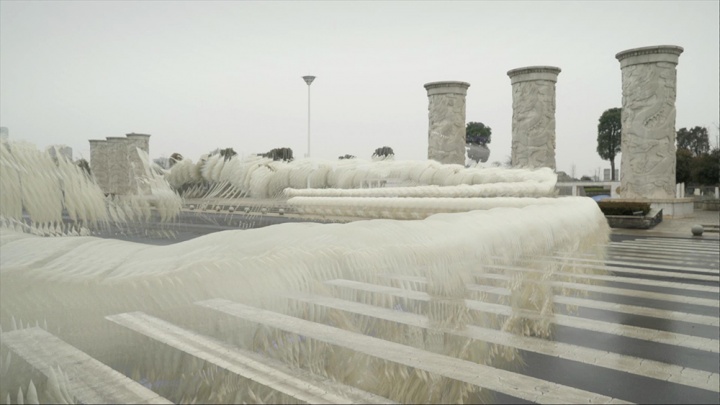 李明 《国土局马路对面游过一条大白龙》 单通道高清录像,彩色,有声 2’17’’ 2017
RMB:5万元
李明 《国土局马路对面游过一条大白龙》 单通道高清录像,彩色,有声 2’17’’ 2017
RMB:5万元