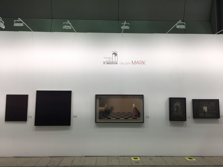 与韩国画廊Gallery Mark共享展位的艺·凯旋画廊展出现场，带来杨黎明、张凯、李揆哲三位艺术家作品
