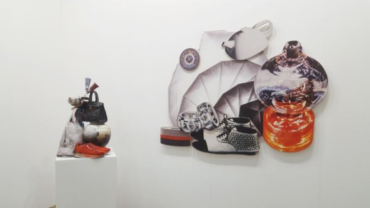 阿拉里奥画廊展出GWON Osang作品《Bag & Porcelain》 （左）与《Relief 12》
