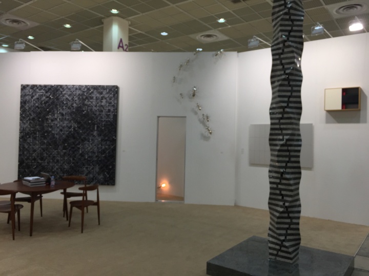 本届展会出现的中国面孔不多,包括尹朝阳、丁乙、沈敬东、马树青、陈志光等艺术家作品散落于韩国本土画廊中
本届展会出现的中国面孔不多,包括尹朝阳、丁乙、沈敬东、马树青、陈志光等艺术家作品散落于韩国本土画廊中