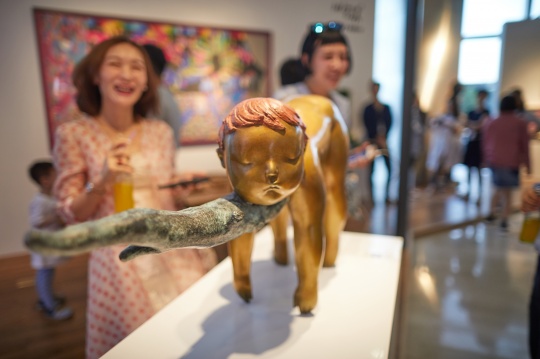 现场观众与作品互动
现场观众与作品互动
