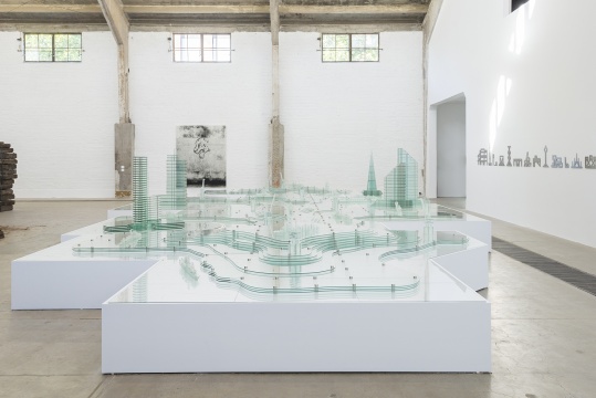《“易碎”项目》 1.532×704×120cm 玻璃、磁铁、有机玻璃、木头 2017
《“易碎”项目》 1.532×704×120cm 玻璃、磁铁、有机玻璃、木头 2017
