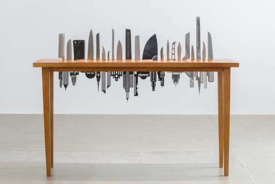 《世界的根基》  木桌、激光切割不锈钢与刀锋 2016
