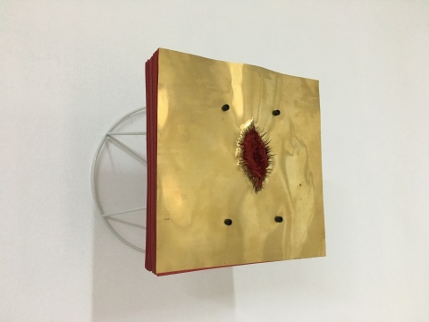 《制身》 18×18×19cm 纸张、金属 2017
《制身》 18×18×19cm 纸张、金属 2017