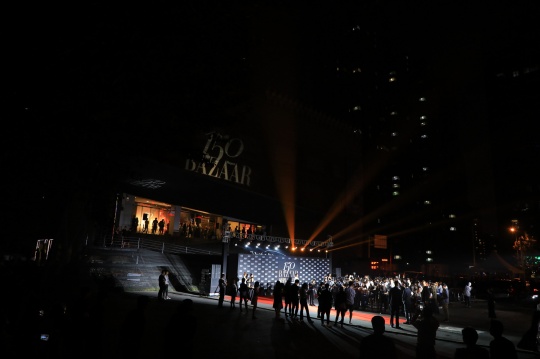 为创刊于1867年的《Harper's BAZAAR》杂志庆祝一百五十周年大型跨界展览#破界/BAZAAR150周年时尚艺术大展#在今日美术馆开幕
