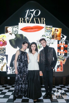 时尚集团总裁、《时尚芭莎》总编辑、展览总策划苏芒（中）与欧阳娜娜（左）、张艺兴在展览现场
