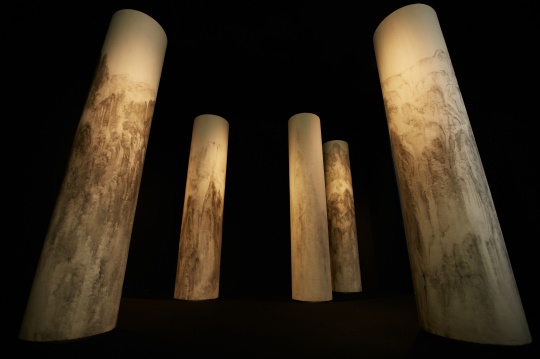 现场展出的艺术家旭龙森作品
