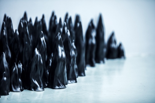 现场展出的艺术家刘建华作品《黑色的火焰》局部
