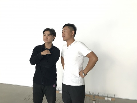 艺术家 刘亚洲(右)
艺术家 刘亚洲(右)