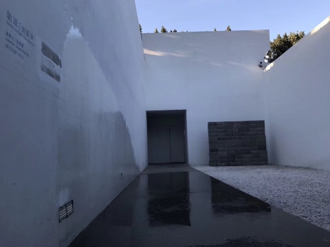 刘亚洲 在杨画廊的庭院抓住午后的阳光 刘亚洲 在杨画廊的庭院抓住午后的阳光