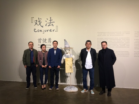 策展人唐泽慧（左二）、艺术家曾健勇（左三）、索卡艺术中心负责人萧富元（右二）
