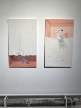 《藏品02号》 纸浆、木板、水墨上色 107x63cm 2017（左）
