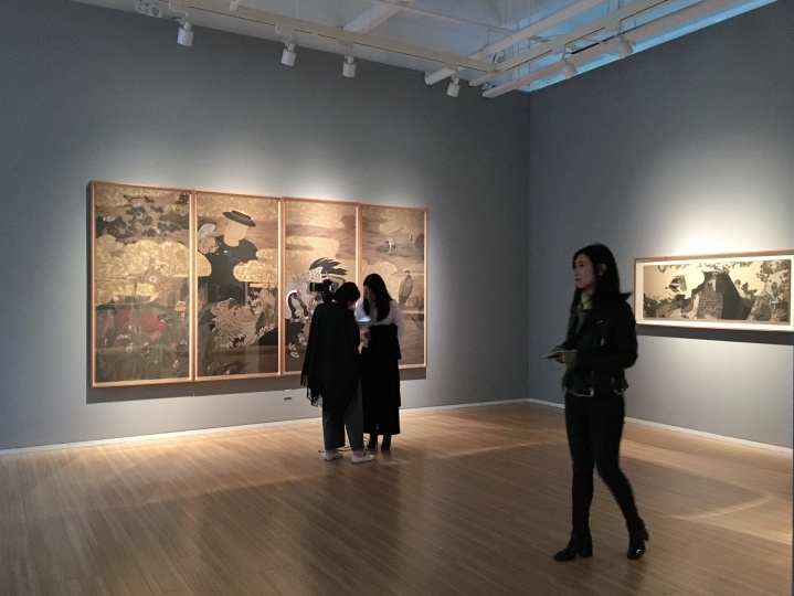 2017年狄青个展“缱艸集”展览现场,狄青坦言,“现在的水墨更能表达自己”
2017年狄青个展“缱艸集”展览现场,狄青坦言,“现在的水墨更能表达自己”