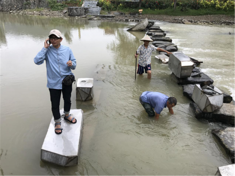 2017年第二届新媒体艺术节推出艺术家驻地计划：艺术家席华在龙溪河上创作作品《踩着“石头”过河》
