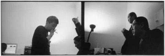 安娜伊思·马田  《贾樟柯、余力为、刁亦男跟“导演双周单元”选片人在一起》尺寸可变 黑白银盐照片 2001-2004
