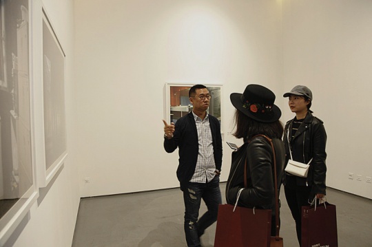 艺术家陈晓峰在展览现场
