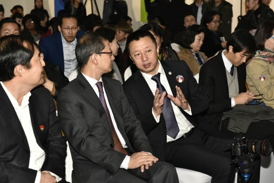 左起:北京市西城区副区长翟翼;文化部对外文化联络局副局长郑浩 ;艺术节秘书长,繁星戏剧村创始人樊星_meitu_6
左起:北京市西城区副区长翟翼;文化部对外文化联络局副局长郑浩 ;艺术节秘书长,繁星戏剧村创始人樊星_meitu_6