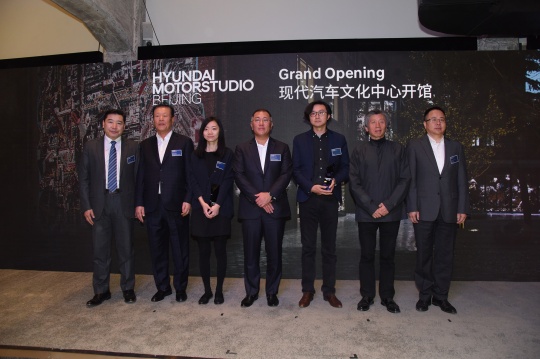 左起:北京798文化创意产业投资股份有限公司王彦伶董事长、现代汽车集团中国事业总管薛荣兴顾问、”Creativity”(创意能量)大奖得主李佳、现代汽车郑义宣副会长、”Sustainability”(创新未来)大奖得主李杰、中央美术学院范迪安院长、北京汽车集团有限公司党委常委及新技术研究院党委书记、院长李峰
左起:北京798文化创意产业投资股份有限公司王彦伶董事长、现代汽车集团中国事业总管薛荣兴顾问、”Creativity”(创意能量)大奖得主李佳、现代汽车郑义宣副会长、”Sustainability”(创新未来)大奖得主李杰、中央美术学院范迪安院长、北京汽车集团有限公司党委常委及新技术研究院党委书记、院长李峰