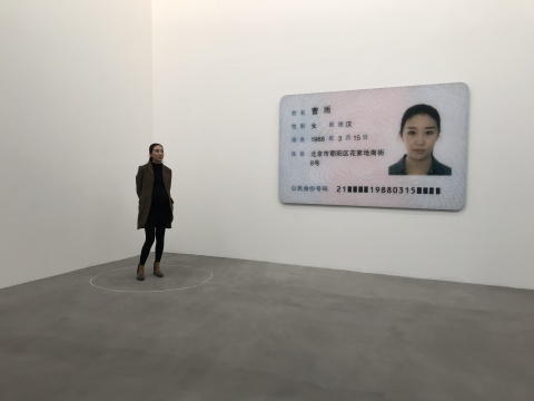 《艺术家在这》行为表演 (左)《女艺术家》150 × 238 cm,3版 + 1 AP c-print 2017 (右)
《艺术家在这》行为表演 (左)《女艺术家》150 × 238 cm,3版 + 1 AP c-print 2017 (右)