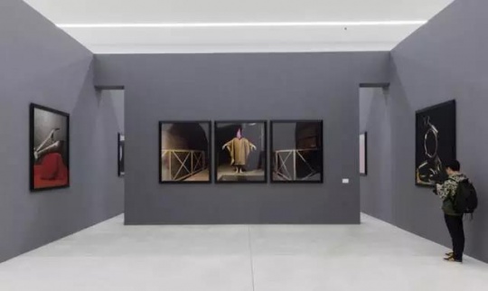 “安德烈斯·塞拉诺：一个美国人的视角”红砖美术馆展览现场
