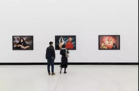 “安德烈斯·塞拉诺:一个美国人的视角”红砖美术馆展览现场
“安德烈斯·塞拉诺:一个美国人的视角”红砖美术馆展览现场