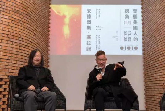 策展人闫士杰与艺术家在发布会现场
策展人闫士杰与艺术家在发布会现场