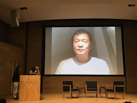 张献民获得CCAA十周年特别奖。张献民的“公共影像”概念是对于其早期著作《看不见的影像》的继承,将视角立足于并非属于狭义艺术领域的公共图像和媒体文化。张献民长期搜集电视广告、新闻联播、成人影片和盗版碟片等被公众接触却易于忽视的影像片段,并以哈贝马斯、布尔迪厄和德勒兹等人的理论进行汇总阐释。
张献民获得CCAA十周年特别奖。张献民的“公共影像”概念是对于其早期著作《看不见的影像》的继承,将视角立足于并非属于狭义艺术领域的公共图像和媒体文化。张献民长期搜集电视广告、新闻联播、成人影片和盗版碟片等被公众接触却易于忽视的影像片段,并以哈贝马斯、布尔迪厄和德勒兹等人的理论进行汇总阐释。