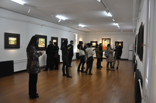 策展人、匡时国际江明洋在做现场作品导览
策展人、匡时国际江明洋在做现场作品导览