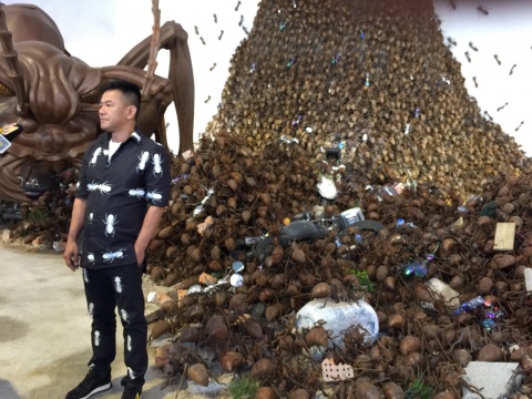 艺术家陈志光在展览现场
艺术家陈志光在展览现场