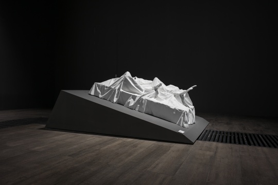 《干预的褶皱研究-情爱》 148×115×55cm 综合材料 2014
《干预的褶皱研究-情爱》 148×115×55cm 综合材料 2014