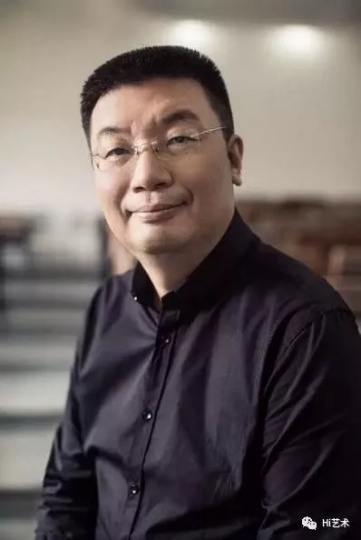 分众传媒董事会主席兼CEO 江南春
在官方公布的信息中,投资人中分众传媒创始人江南春也赫然在列,2016年以350亿财富排名胡润百富榜第43位。据悉,接手UCCA也是这位互联网大佬的正式触艺。
UCCA基金会
官方发布的消息中,也提到“作为此次交易的一部分,集团将分拆并巩固UCCA基金会——该基金会为注册于香港的免税慈善机构,在北京设有分支——以鼓励更多中国重要收藏家、艺术赞助人和慈善家参与到艺术中心的发展和工作中来。”
场馆扩建
在官方中公布的信息中,同时附上的还有北京798文化创意产业投资股份有限公司董事长、798艺术区创始人王彦伶的表态:“七星集团坚定地支持UCCA持续稳定地发展,在当代艺术发展的大潮中,成为一面先锋旗帜!”公告也称“在新投资人的支持下, 集团将与七星集团——798艺术区的所有者——建立长期合作关系,以确保UCCA在798这个重要艺术区的长期耕耘。 在七星集团的大力支持下, UCCA集团将着手翻新和扩建它现有的场馆, 确保其在中国最领先的当代艺术和创意园区中的核心地位。”
关键词二:UCCA馆长田霏宇
分众传媒董事会主席兼CEO 江南春
在官方公布的信息中,投资人中分众传媒创始人江南春也赫然在列,2016年以350亿财富排名胡润百富榜第43位。据悉,接手UCCA也是这位互联网大佬的正式触艺。
UCCA基金会
官方发布的消息中,也提到“作为此次交易的一部分,集团将分拆并巩固UCCA基金会——该基金会为注册于香港的免税慈善机构,在北京设有分支——以鼓励更多中国重要收藏家、艺术赞助人和慈善家参与到艺术中心的发展和工作中来。”
场馆扩建
在官方中公布的信息中,同时附上的还有北京798文化创意产业投资股份有限公司董事长、798艺术区创始人王彦伶的表态:“七星集团坚定地支持UCCA持续稳定地发展,在当代艺术发展的大潮中,成为一面先锋旗帜!”公告也称“在新投资人的支持下, 集团将与七星集团——798艺术区的所有者——建立长期合作关系,以确保UCCA在798这个重要艺术区的长期耕耘。 在七星集团的大力支持下, UCCA集团将着手翻新和扩建它现有的场馆, 确保其在中国最领先的当代艺术和创意园区中的核心地位。”
关键词二:UCCA馆长田霏宇