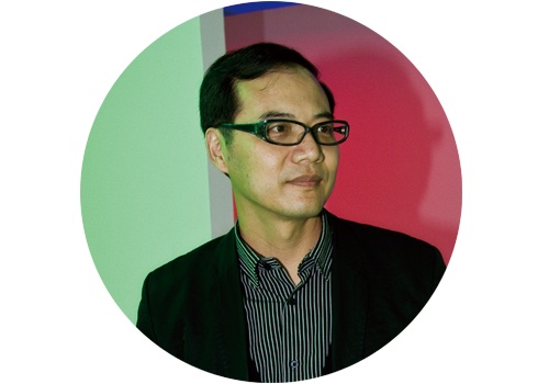 王春辰（中央美术学院美术馆副馆长、策展人）

&nbsp;

“古根海姆的展览强调的是艺术和社会的关系性”

&nbsp;

古根海姆作为美术馆选择他所认同和感兴趣的艺术家，这一点没有问题，不存在非议。问题是在于当古根海姆做这样一个展览，一定是带有它自身特点、脉络和关系网的，从这一点来讨论非常有趣。

&nbsp;

首先策展人团队是不同于89大展的高名潞等人，这个展览是由一些有国际背景的人所做，是后发的一批人对历史的重新写作和认识。带有自己特定的思维模式和方式，他们选择的艺术家是以社会性解读，以和跟中国的社会发展和政治运动的关系来切入的。“后89”更强调的是艺术的自立性和独立性，强调艺术在中国的新环境下的社会变革和社会面貌下呈现的新形态。古根海姆强调的并不是这一点，这种艺术的认识方式也是当前国际上举办大展的特有痕迹，强调艺术和社会的关系性。和我们习以为常的关于80年代以来艺术的叙事模式不同。


另外，这个展览机构的色彩更浓，体现的是一种机构对于艺术发生的在场感或者参与感。任何一个展览不可能囊括所有艺术家，任何展览都有权利去选择他认同的艺术家，无需争辩，但一些艺术家并不代表中国社会的动态。

&nbsp;

其次从我的立场来看，也正是因为中国的美术馆机构的不作为，没有做出类似的研究性的展览，才导致古根海姆花了几年时间做这个展览。回首看下国内的美术机构，我们是不是做过一些这样的回顾式的，研究性的艺术大展，而不是撮合式的、喜庆的，节日性的。

