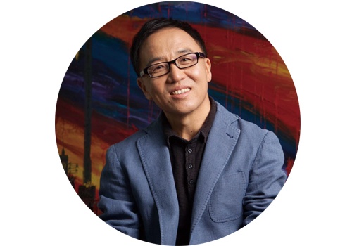 李苏桥（资深艺术品经纪人）

&nbsp;

展览只是为中国当代艺术提供了一个可能的历史文本

&nbsp;

澳大利亚的一位哲学家彼得·辛格于1975年出版了《动物解放》（Animal Liberation）一书，他本人也是动物解放运动活动家，这本书更被誉为“动物解放运动的圣经”，此后动物解放运动流行，至1980年非政府机构的善待动物组织PETA（People for the Ethical Treatment of Animals）在美国成立，导演了一幕又一幕的活动，深入人心的有几乎成为家常便饭的抗议使用动物皮毛的产品如LV的鳄鱼皮包，颇有争议的有倡议以全素食(Vegan)替代通常的素食主义，也有一些极端的主张如以人体实验取代动物实验。

&nbsp;

“1989后的艺术与中国：世界剧场”在古根海姆的展览，因活体动物道具在艺术家作品中的出现而遭遇PETA们的抗议是正常不过的一件事，PETA们不抗议才不正常。PETA们的激进没有错，艺术家们的探索也没有错，新思想的碰撞更无过错，这是成熟的自由社会的标志。令人失望的是古根海姆顶不住PETA们抗议撤下了三件相关作品，让这个表面上是以一个国家面貌出现的试图另起炉灶去展现“89后”中国好艺术的努力显得多少随意了些，原来以为万众嘱目的入围艺术家名单看来也不是一个都不能少。

&nbsp;


没有一个展览能全面反映中国当代艺术的现状，甚至这种试图都是幼稚的，“世界剧场”展只是为中国当代艺术提供了一个可能的历史文本，其中那些表面上看上去丰富多样、更接近于西方语言的充满反抗精神的作品，是对早期“大脸人像”表述的89后中国当代艺术的修正。

&nbsp;

PETA们的抗议搅局，让一个在遥远的纽约的有关中国当代艺术的展览回到中国人的视线，是件大好事！这让我想起一件事情，我本来不关心加拿大鹅(Canada Goose)这个品牌的羽绒服，PETA们抗议后，我试过一下，又暖又轻又不夸张，于是就买了一件，只是不买带狼皮的帽子的那款。

