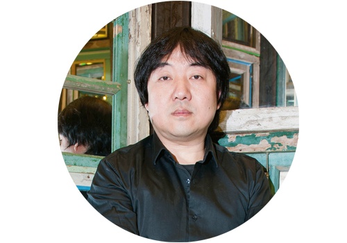 宋冬（艺术家）

&nbsp;

整个展览是一本活的、丰富的、正在进行时的“立体书”

&nbsp;

生活和艺术是丰富的，历史是有多重维度的，换一个角度看世界，世界就会改变。这次古根海姆的展览是从认识的多重维度出发重新审视中国艺术家在上世纪90年代和新世纪初与世界的关系，又是历史与当下的互动思考。展览中的很多作品来自不同博物馆、美术馆和私人藏家的收藏，也有一些是不被熟知的艺术家自藏作品。这实际上是对作品历史价值的再定义。我认为整个展览是一本活的、丰富的、正在进行时的“立体书”。展览的作品我几乎都知道，在这里再看到时，除了感受到了时间的温度和感情外，还感受到重新审视的重要性。展览把古根海姆的圆形展厅创造成一条多维的时间线，强调作品之间的互文关系，使作品有了多层解读的空间和新意，三位策展人各自的认识角度配合在一起，使得整个展览像是一件作品。这不仅仅是一个反映中国当代艺术的展览，而是世界中的中国对世界的反映。这是一个需要花一点时间阅读的展览，是一个重视思考和观念发展的展览。

&nbsp;

我有三件作品在其中，1990年的绘画《无题》、1994年开始做的行为作品《扔石头》、1996年的《印水》。我还会在展览期间做行为作品《在古根海姆水写时间》，沿着古根海姆展览的时间线，重新度过曾经度过的时间。不写白不写，写了也白写，白写也得写。

&nbsp;
