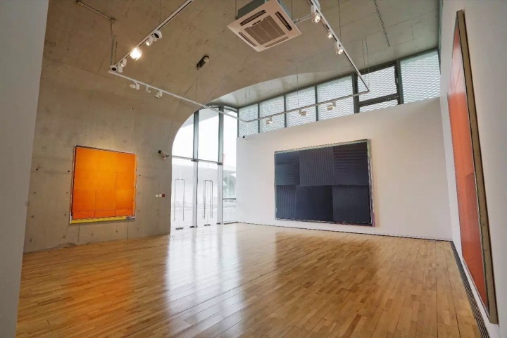 2017hiart space(上海)“反通俗建构:恩里科·巴赫”个展现场,画廊负责人伍劲表示“十年我们才第一次做欧洲艺术家的展览。对于年轻一代艺术家来说,确实世界是平的。对于国内正在兴起的抽象浪潮,一个外来者的视角让我们可以更清楚了解自己的位置”
2017hiart space(上海)“反通俗建构:恩里科·巴赫”个展现场,画廊负责人伍劲表示“十年我们才第一次做欧洲艺术家的展览。对于年轻一代艺术家来说,确实世界是平的。对于国内正在兴起的抽象浪潮,一个外来者的视角让我们可以更清楚了解自己的位置”