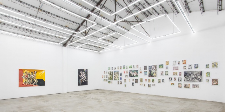 2017艾可画廊“小西纪行:同轴共迹”展览现场,这位日本艺术家的首次中国个展便十分卖座,甚至在2017艺术深圳博览会中,小西纪行的作品也“全线飘红”
费用永远是最实际的问题,如果能拥有品牌甚至使馆的赞助,对画廊来说无疑省下一笔开销。在艾米李画廊前不久的皮耶里克·索朗的个展中,由于艺术家的作品以影像为主,画廊还添置了一系列投影仪、显示器、3D眼镜等专业设备,这无疑是一笔不小的开销。所幸展览得到了BOE、轩尼诗等品牌的支持。据悉,法国政府还为艺术家及其助理的机票买了单。以及前文中提到的,画廊2017年4月举办的“短暂与永恒:英格堡·安妮·琳达、卡丽·奥森双人展”还得到了挪威驻中国大使馆支持。
2017艾可画廊“小西纪行:同轴共迹”展览现场,这位日本艺术家的首次中国个展便十分卖座,甚至在2017艺术深圳博览会中,小西纪行的作品也“全线飘红”
费用永远是最实际的问题,如果能拥有品牌甚至使馆的赞助,对画廊来说无疑省下一笔开销。在艾米李画廊前不久的皮耶里克·索朗的个展中,由于艺术家的作品以影像为主,画廊还添置了一系列投影仪、显示器、3D眼镜等专业设备,这无疑是一笔不小的开销。所幸展览得到了BOE、轩尼诗等品牌的支持。据悉,法国政府还为艺术家及其助理的机票买了单。以及前文中提到的,画廊2017年4月举办的“短暂与永恒:英格堡·安妮·琳达、卡丽·奥森双人展”还得到了挪威驻中国大使馆支持。