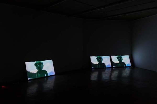 2017艾米李画廊“皮耶里克·索朗:充实的人生1992-2017”展览现场,当画廊展览闭幕后,位于顺德的华侨城盒子美术馆开馆展也带来了皮耶里克·索朗的个展,艾米李画廊也是主办方之一
同时,海关的审查也是跨国展览所面对的挑战:林冠艺术基金会(北京)在2016年9月份的展览“克里斯丁·莱默茨与诺伯特·塔丢斯:肉”中,艺术家诺伯特·塔丢斯的16幅油画和3幅素描被中国文化局禁止入境,这批被禁的作品将会于林冠艺术基金会POP-UP(香港)展出。当时林冠艺术基金会(北京)的工作人员也表示:“有可能是艺术家作品的画面太过激烈,但是境外画作审查不通过并不是一件很稀有的事情。”
2017艾米李画廊“皮耶里克·索朗:充实的人生1992-2017”展览现场,当画廊展览闭幕后,位于顺德的华侨城盒子美术馆开馆展也带来了皮耶里克·索朗的个展,艾米李画廊也是主办方之一
同时,海关的审查也是跨国展览所面对的挑战:林冠艺术基金会(北京)在2016年9月份的展览“克里斯丁·莱默茨与诺伯特·塔丢斯:肉”中,艺术家诺伯特·塔丢斯的16幅油画和3幅素描被中国文化局禁止入境,这批被禁的作品将会于林冠艺术基金会POP-UP(香港)展出。当时林冠艺术基金会(北京)的工作人员也表示:“有可能是艺术家作品的画面太过激烈,但是境外画作审查不通过并不是一件很稀有的事情。”