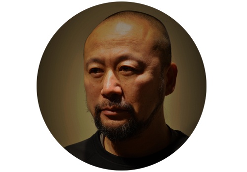 苍鑫(艺术家、“未知的未来——河北国际视觉艺术实验展”策展人)
Hi艺术=Hi 苍鑫=苍
Hi:你是如何理解展览主题的?
苍:“未知”就是不确定,从个体角度,生命无常,这是生命本质的属性;其次社会环境乃至国际形势也是变化莫测的。第三个角度我觉得是宗教,如果人没有信仰就会对死亡恐惧,对未来没有归宿。最后一点是人工智能、生物基因发展以来,人的思维甚至生命本质都改变了。基于以上四点,恰好是“未知的未来”。
Hi:参展艺术家的名单是如何确定的?作品形式的基本情况如何?
苍: 展览是以新媒体为主的,声光电、影像、实验动画这些占了70%,剩下30%的绘画和静态的作品。挑选作品的时候,我们的标准是首先要有立场和态度,然后再谈技术,技术服务于人的态度和立场,只有技术没有立场是没有意义的。这是我们甄选艺术家最基本的标准。比如这次参展的有一批鲁美的艺术家,他们是以描绘一种恢弘的世界和场景去反省我们存在的状态,对人进行质疑和反省,我觉得他们的作品就很强烈。
苍鑫(艺术家、“未知的未来——河北国际视觉艺术实验展”策展人)
Hi艺术=Hi 苍鑫=苍
Hi:你是如何理解展览主题的?
苍:“未知”就是不确定,从个体角度,生命无常,这是生命本质的属性;其次社会环境乃至国际形势也是变化莫测的。第三个角度我觉得是宗教,如果人没有信仰就会对死亡恐惧,对未来没有归宿。最后一点是人工智能、生物基因发展以来,人的思维甚至生命本质都改变了。基于以上四点,恰好是“未知的未来”。
Hi:参展艺术家的名单是如何确定的?作品形式的基本情况如何?
苍: 展览是以新媒体为主的,声光电、影像、实验动画这些占了70%,剩下30%的绘画和静态的作品。挑选作品的时候,我们的标准是首先要有立场和态度,然后再谈技术,技术服务于人的态度和立场,只有技术没有立场是没有意义的。这是我们甄选艺术家最基本的标准。比如这次参展的有一批鲁美的艺术家,他们是以描绘一种恢弘的世界和场景去反省我们存在的状态,对人进行质疑和反省,我觉得他们的作品就很强烈。
