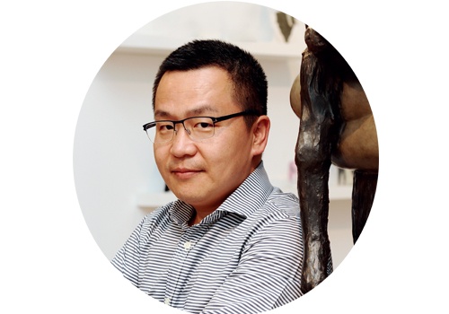 伍劲 Hi艺术出品人
伍劲:一般讲艺术品市场,经常会提到收藏或投资,反而消费这个概念很少被讨论,这是很奇怪的事。最近十年艺术市场真正兴起以来,消费都没有被放到重要的位置。消费和投资显然是有很大差别的,整个国家、整个大的经济环境下都面临这个问题,其实是消费和投资的转换问题。
胡湖:我们以前简单地把消费市场定义为中低价市场,然后收藏和投资就好像是中端、高端的市场。从我自己的从业经验来看,我们收藏作品时要把消费、收藏、投资有相对清楚的认识;但是作为一个行业来讲,又没有必要把它区分得特别清楚。举个例子,比如说像在Hi21的现场,我觉得也有投资机会,不是说今天所有的作品都是消费,也有人是抱着收藏的目的来的。所以在讨论艺术品消费市场的时候,不能够简单地一刀切,不是说“便宜的东西就是消费的,贵的东西就是收藏或者投资的”。
伍劲 Hi艺术出品人
伍劲:一般讲艺术品市场,经常会提到收藏或投资,反而消费这个概念很少被讨论,这是很奇怪的事。最近十年艺术市场真正兴起以来,消费都没有被放到重要的位置。消费和投资显然是有很大差别的,整个国家、整个大的经济环境下都面临这个问题,其实是消费和投资的转换问题。
胡湖:我们以前简单地把消费市场定义为中低价市场,然后收藏和投资就好像是中端、高端的市场。从我自己的从业经验来看,我们收藏作品时要把消费、收藏、投资有相对清楚的认识;但是作为一个行业来讲,又没有必要把它区分得特别清楚。举个例子,比如说像在Hi21的现场,我觉得也有投资机会,不是说今天所有的作品都是消费,也有人是抱着收藏的目的来的。所以在讨论艺术品消费市场的时候,不能够简单地一刀切,不是说“便宜的东西就是消费的,贵的东西就是收藏或者投资的”。