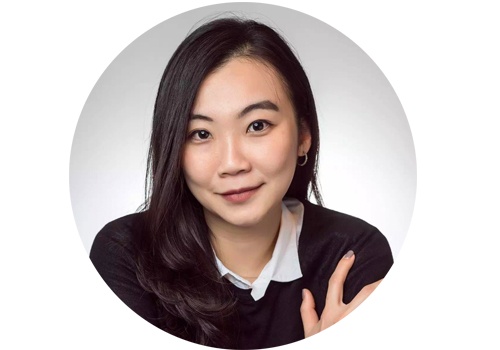 许绿芸 昊美术馆设计中心总监
许绿芸:我认为投资跟消费在层级上不同,消费应该是高于收藏的。在我们设计领域里,不管是20块的小板凳,还是20万的限量餐桌,它必须要在你的生活里跟你互动,而不是藏在一个恒温恒湿的地方。收藏设计就是把很特别的设计品使用在你的生活环境里,其实就跟买艺术品一样。我今天买一件艺术品,绝对不是因为十年后它会增值。
缪君:“艺术品消费市场”首先定义是什么样的艺术品,因为艺术原创作品和艺术衍生品本身的生产的目的和满足客户的要求是截然不同的。以我的从业经验来看,我认为艺术衍生品的市场是没有的,目前仅仅是停留在博物馆、美术馆旁边的艺术商店。艺术衍生品应当是除了艺术元素以外,还需要功能性、设计感、质量都和有其他实用价值的作品、设计品可以抗衡,你才可能让别人有购买的冲动。对于艺术爱好者来说,收藏原创的艺术品有以下几个优势:首先如果作品的价格很低,那么试错的成本就很低;第二,看到更多的原创作品可以锻炼眼力,构建自己的知识体系,也对自己接下来的收藏方向打下一个基础。同时,我们又能够认识年轻的艺术家,和他一起成长。
许绿芸 昊美术馆设计中心总监
许绿芸:我认为投资跟消费在层级上不同,消费应该是高于收藏的。在我们设计领域里,不管是20块的小板凳,还是20万的限量餐桌,它必须要在你的生活里跟你互动,而不是藏在一个恒温恒湿的地方。收藏设计就是把很特别的设计品使用在你的生活环境里,其实就跟买艺术品一样。我今天买一件艺术品,绝对不是因为十年后它会增值。
缪君:“艺术品消费市场”首先定义是什么样的艺术品,因为艺术原创作品和艺术衍生品本身的生产的目的和满足客户的要求是截然不同的。以我的从业经验来看,我认为艺术衍生品的市场是没有的,目前仅仅是停留在博物馆、美术馆旁边的艺术商店。艺术衍生品应当是除了艺术元素以外,还需要功能性、设计感、质量都和有其他实用价值的作品、设计品可以抗衡,你才可能让别人有购买的冲动。对于艺术爱好者来说,收藏原创的艺术品有以下几个优势:首先如果作品的价格很低,那么试错的成本就很低;第二,看到更多的原创作品可以锻炼眼力,构建自己的知识体系,也对自己接下来的收藏方向打下一个基础。同时,我们又能够认识年轻的艺术家,和他一起成长。