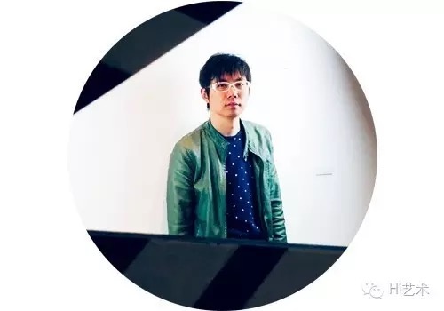 胡湖 “姐夫拍”、艺术比特APP创始人
胡湖:市场在任何时候都是正常的,我不觉得这是一个畸形的市场。不存在一个中间的、稳定的、大家都开心的市场,任何一个艺术家都要面临残酷的生存环境。从消费者的角度考虑的话,设计是大众的,艺术也是大众的,没有必要把艺术神化、供起来。对于一些年轻艺术家而言,现阶段就是比消费的,你创作的时候不要想着你的作品未来就要走进美术馆,你先走进一个普通中产阶级、工薪阶层的家里面。
胡湖 “姐夫拍”、艺术比特APP创始人
胡湖:市场在任何时候都是正常的,我不觉得这是一个畸形的市场。不存在一个中间的、稳定的、大家都开心的市场,任何一个艺术家都要面临残酷的生存环境。从消费者的角度考虑的话,设计是大众的,艺术也是大众的,没有必要把艺术神化、供起来。对于一些年轻艺术家而言,现阶段就是比消费的,你创作的时候不要想着你的作品未来就要走进美术馆,你先走进一个普通中产阶级、工薪阶层的家里面。