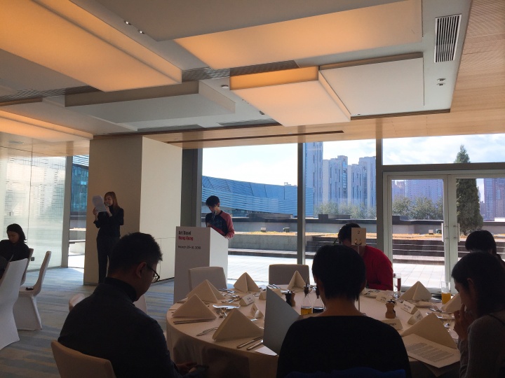 黄雅君在北京东隅酒店发布介绍2018年香港巴塞尔艺术展相关内容
