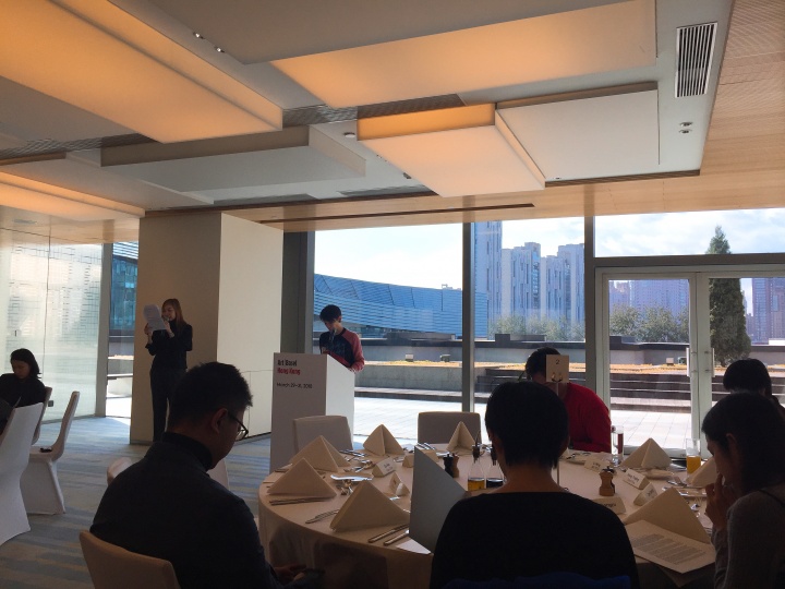 黄雅君在北京东隅酒店发布介绍2018年香港巴塞尔艺术展相关内容
黄雅君在北京东隅酒店发布介绍2018年香港巴塞尔艺术展相关内容