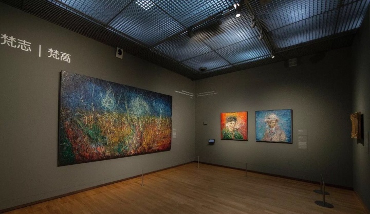 曾梵志在荷兰梵高美术馆“曾梵志|梵高”展览现场
曾梵志在荷兰梵高美术馆“曾梵志|梵高”展览现场