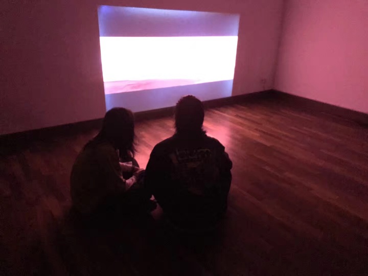 柏林候鸟空间在11月17日开幕的新媒体展览“无量佛”,展出了冯且、高郁韬、雷本本、李子沣、梁智鹏、呂思斯、罗蔷、雎安奇、施政、王若晗、张翀11位多媒体艺术家的作品。
柏林候鸟空间在11月17日开幕的新媒体展览“无量佛”,展出了冯且、高郁韬、雷本本、李子沣、梁智鹏、呂思斯、罗蔷、雎安奇、施政、王若晗、张翀11位多媒体艺术家的作品。