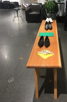 每位艺术家根据自己的作品带去了一种糖果,观众可以通过味觉去体验眼前作品的滋味
每位艺术家根据自己的作品带去了一种糖果,观众可以通过味觉去体验眼前作品的滋味